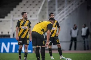 Άγρια «γκάζια» των οπαδών στους παίκτες στο ξενοδοχείο!