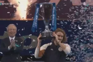 Η κούπα στα χέρια του Στέφανου!