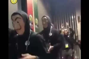 Άφιξη με... μάσκες και bella ciao! (βίντεο)