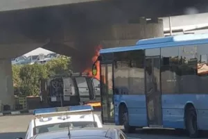 Φωτιά σε όχημα στον κυκλικό κόμβο του αεροδρομίου