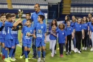 Χειροκροτήθηκαν οι μικροί πρωταθλητές και τα κορίτσια! (Φώτος/βίντεο)