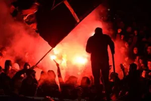 "Κόλαση" από καπνογόνα στο κλάσικο (φωτος)