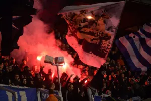 "Κόλαση" από καπνογόνα στο κλάσικο (φωτος)