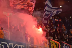 "Κόλαση" από καπνογόνα στο κλάσικο (φωτος)