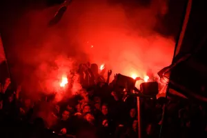 "Κόλαση" από καπνογόνα στο κλάσικο (φωτος)