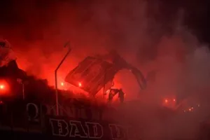 "Κόλαση" από καπνογόνα στο κλάσικο (φωτος)