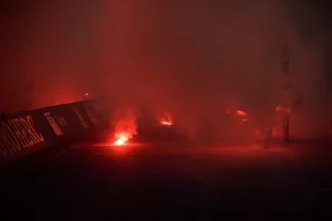 "Κόλαση" από καπνογόνα στο κλάσικο (φωτος)