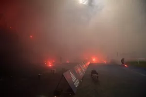 "Κόλαση" από καπνογόνα στο κλάσικο (φωτος)