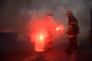 "Κόλαση" από καπνογόνα στο κλάσικο (φωτος)