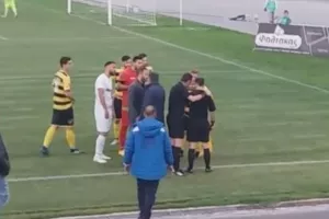 «Ντου» σε διαιτητή και αλλαγή απόφασης! 