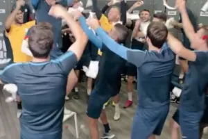Εθνικός: "Τα αποδυτήρια... μπουζούκια και ΑΜΑΡΤΗΣΕ μαζί μου και έλα, έλα!" (βίντεο)