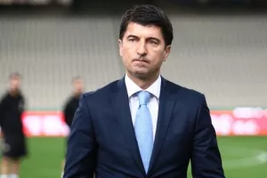 Πρώτα φεύγουν, μετά έρχονται