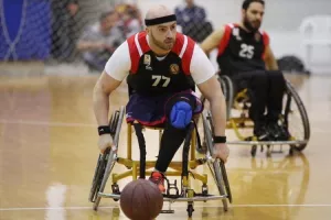 Πώς είναι να παίζεις μπάσκετ σε αναπηρικό αμαξίδιο