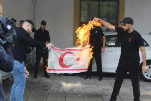 Αντιδρούν για το κάψιμο της σημαίας 