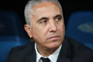 Κωστένογλου: "Σκύβω το κεφάλι και συνεχίζω με αξιοπρέπεια"