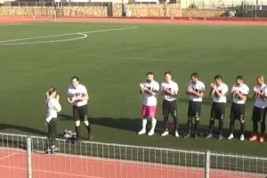 Διέκοψε το ματς για να κάνει πρόταση γάμου!