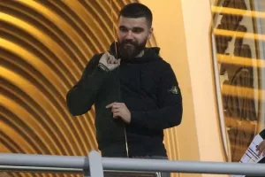Ο Γιώργος Σαββίδης "έφτιαξε" φανέλα για τον Roy Jones Jr.
