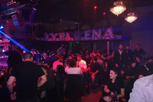ΘΥΡΑ 1/Επιτυχία... με Σωφρόνη (φώτο)