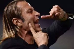 Προσέλαβε 17, ΑΠΕΛΥΣΕ 17!
