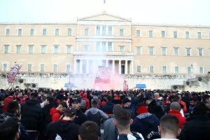Βάφτηκαν ερυθρόλευκοι οι δρόμοι/ΦΩΤΟΣ