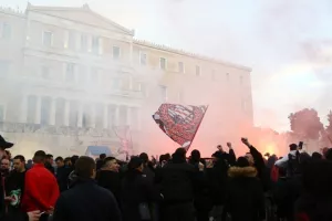Βάφτηκαν ερυθρόλευκοι οι δρόμοι/ΦΩΤΟΣ