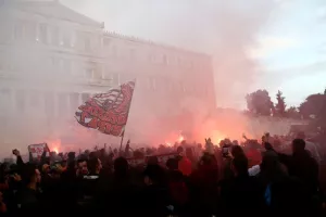 Βάφτηκαν ερυθρόλευκοι οι δρόμοι/ΦΩΤΟΣ
