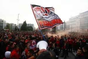 Βάφτηκαν ερυθρόλευκοι οι δρόμοι/ΦΩΤΟΣ