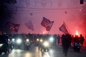 Βάφτηκαν ερυθρόλευκοι οι δρόμοι/ΦΩΤΟΣ
