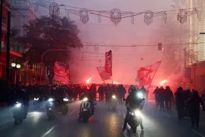 Βάφτηκαν ερυθρόλευκοι οι δρόμοι/ΦΩΤΟΣ
