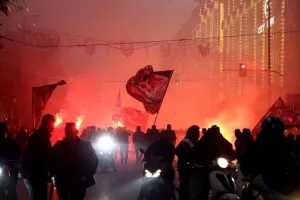 Βάφτηκαν ερυθρόλευκοι οι δρόμοι/ΦΩΤΟΣ