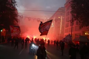 Βάφτηκαν ερυθρόλευκοι οι δρόμοι/ΦΩΤΟΣ