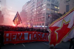 Βάφτηκαν ερυθρόλευκοι οι δρόμοι/ΦΩΤΟΣ