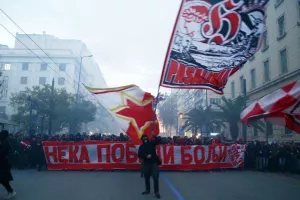 Βάφτηκαν ερυθρόλευκοι οι δρόμοι/ΦΩΤΟΣ