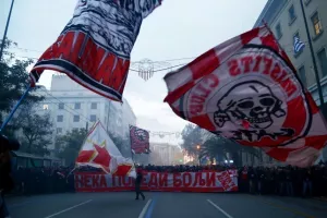 Βάφτηκαν ερυθρόλευκοι οι δρόμοι/ΦΩΤΟΣ