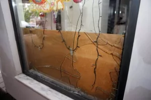 Φωτογραφίες από την επίθεση στο σπίτι του Ευαγγέλου (φώτος)