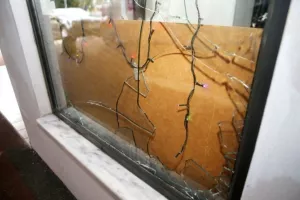 Φωτογραφίες από την επίθεση στο σπίτι του Ευαγγέλου (φώτος)