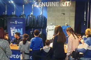 (ΒΙΝΤΕΟ) Blue Fan Day με "Χώμα που περπάτησα"