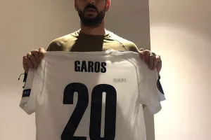 Πολλές φανέλες από Μερκή για ιερό σκοπό (φώτος)