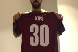 Πολλές φανέλες από Μερκή για ιερό σκοπό (φώτος)