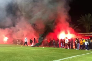 ΧΑΜΟΣ με πυροτεχνήματα, συνθήματα και πυρσούς στον Αρχάγγελο! (βίντεος/φώτος)