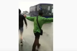 ΒΙΝΤΕΟ/Άφιξη και χαμός με συνθήματα υπό βροχή!