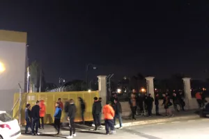 ΧΑΜΟΣ με πυροτεχνήματα, συνθήματα και πυρσούς στον Αρχάγγελο! (βίντεος/φώτος)