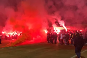 ΧΑΜΟΣ με πυροτεχνήματα, συνθήματα και πυρσούς στον Αρχάγγελο! (βίντεος/φώτος)