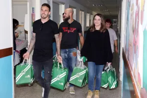 ΟΜΟΝΟΙΑ/ Χριστουγεννιάτικη επίσκεψη στο Μακάρειο Νοσοκομείο (Φώτος)