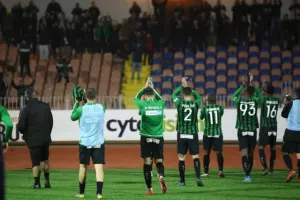 "Η ομάδα στο χορτάρι και ο κόσμος στις εξέδρες"