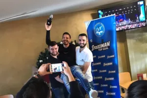 «Ευχές σε όλο τον κόσμο και στον... μοναδικό οπαδό μας!»