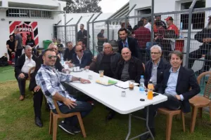 (ΦΩΤΟΣ) Το μοίρασαν οι Αραδιππιώτες παλαίμαχοι 
