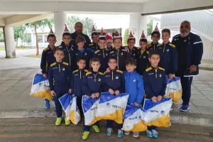(Φώτος) Στο Παιδιατρικό Τμήμα Νοσοκομείου Λεμεσού οι μικροί ΑΠΟΕΛίστες