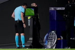 Προτάσεις UEFA για σημαντικές αλλαγές στο VAR/Περιθώριο 15cm στο οφσάιντ