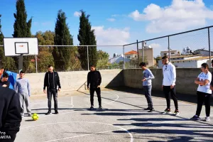 Στο ειδικό σχολείο Απ. Βαρνάβα/ Έπαιξαν μπάλα και... "ΑΓΙΑ ΝΑΠΑ" (Φώτος/Βίντεο)